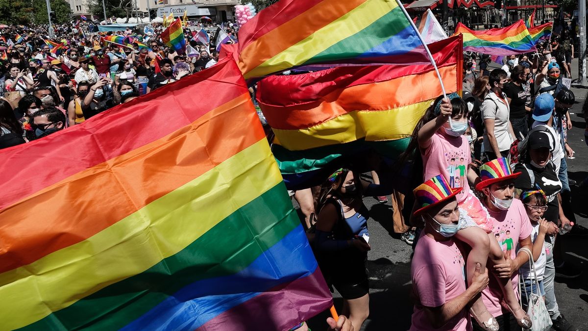Chilští poslanci schválili zákon, který umožní sňatky homosexuálních párů